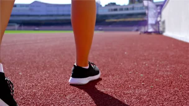 Disperato deluso atleta corridore pista donna in uno stadio — Video Stock