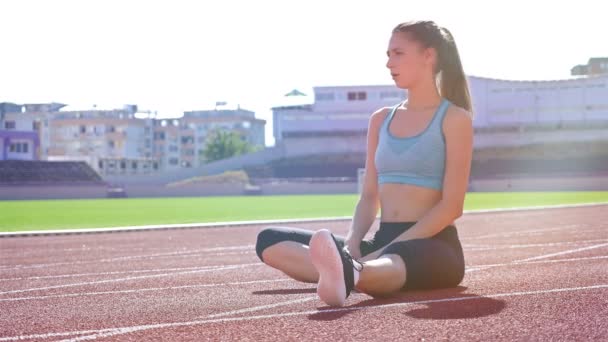 Spåra löpare idrottsman kvinna värmer upp innan du kör på en stadion — Stockvideo
