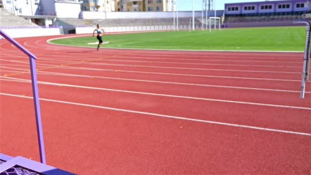 Wanhopig teleurgesteld track runner atleet vrouw een stadium — Stockvideo