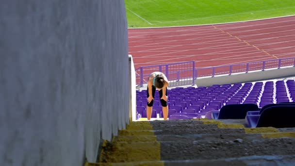 Mujer atleta chica corriendo por las escaleras en un estadio — Vídeo de stock