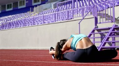Bir stadyumda çalıştırmadan önce ısınma runner sporcu kadın izlemek