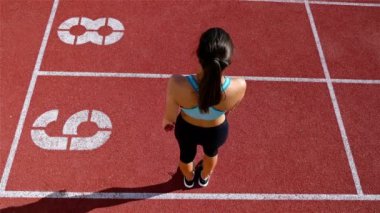 Runner sporcu kadın bir Stadı'nda, üstten görünüm çalıştırmadan önce ısınma izlemek