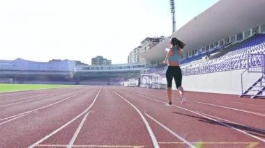 Bir Stadı'nda çalışan bir parça runner sporcu kadın kız kamera izleme