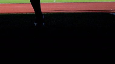 Runner sporcu kadın bacaklar sadece bir stadyum, ısınma, izleme satırındaki çıkıyor