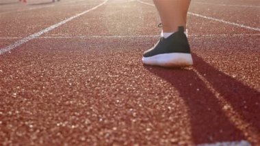 Başlangıç çizgisine ellerini koyarak runner kadın izlemek