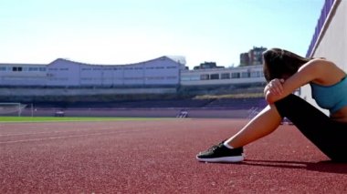 Umutsuz hayal kırıklığına parça runner sporcu kadın bir Stadyumu'nda dolly