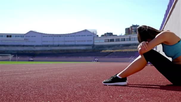 Zdesperowany track rozczarowany kobieta lekkoatletka runner na stadionie, dolly — Wideo stockowe