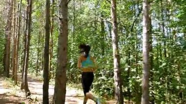 Park, ağaç, orman, yavaş Koşu koşan kadın kız kamera izleme