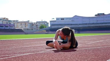 Runner sporcu kadın bir Stadı'nda, ağır çekim çalıştırmadan önce ısınma izlemek