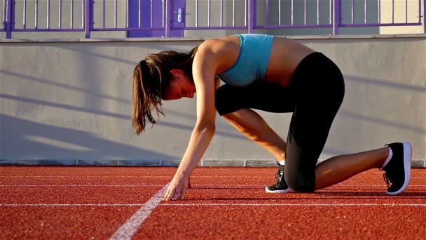 行を開始し、スローモーションで彼女の手を置くトラック ランナー女性 — ストック動画