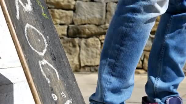 Close-up van de detailweergave van een schaatser voeten rijden zijn skate board, sport en recreatie levensstijl — Stockvideo