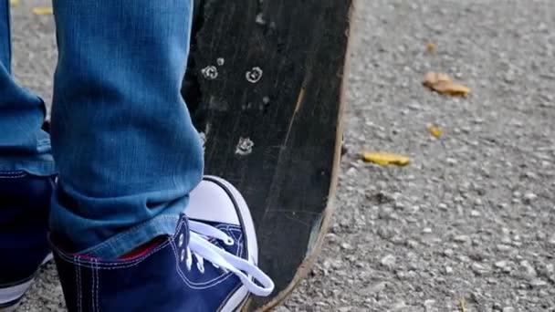 Dettaglio primo piano vista di un pattinatore piedi cavalcando il suo skate board, sport e vita ricreativa — Video Stock