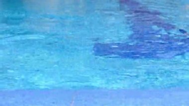 Sevimli küçük kız ile bir havuzda koruyucu gözlük