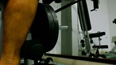 Bir spor olarak adam çalışma. Portre erkek ayak ağırlığı makine çekme