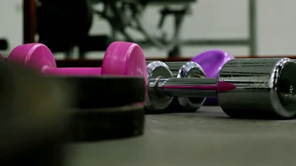 Mannelijke handen takedumbbells van fitness sportschool vloer — Stockvideo