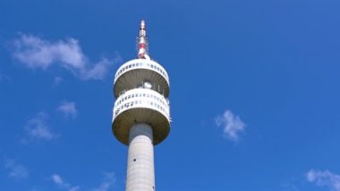 TV verici Kulesi üzerinde hareket bulutlar