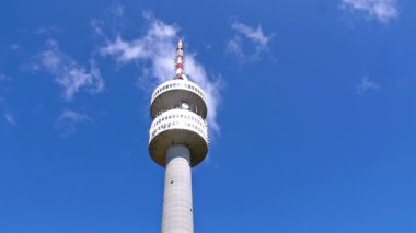 Zaman atlamalı Tv verici Kulesi üzerinde hareket bulutlar