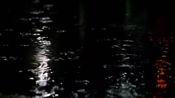 Detailní záběr ze silného deště na silnici v noci — Stock video