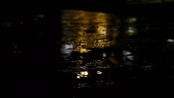 Closeup tiro de chuva leve na estrada à noite — Vídeo de Stock