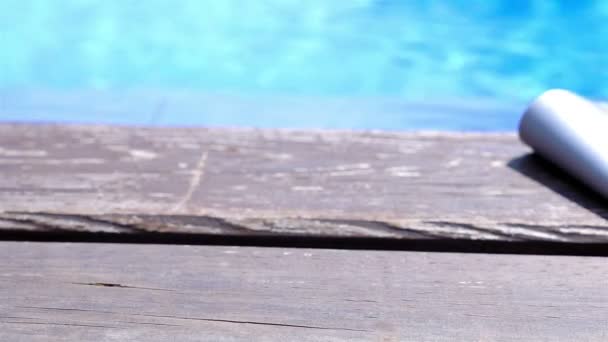 Equipamento de natação na beira de uma piscina, boneca — Vídeo de Stock