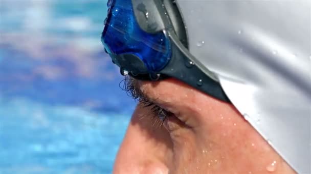 Nadador profissional com óculos se prepara para um começo, close-up — Vídeo de Stock