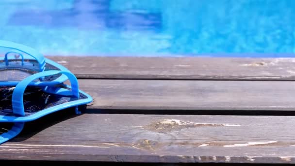Swimming equipment on the edge of a swimming pool, dolly — Stock Video