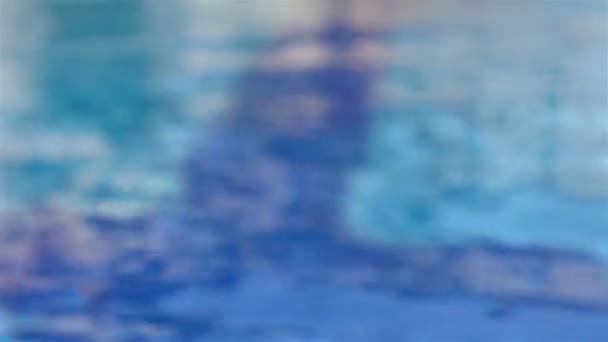 Gros plan du nageur professionnel avec lunettes de natation à la caméra — Video