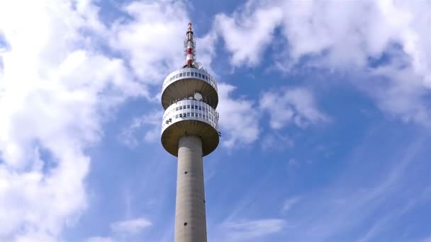 Tv 송신기 타워를 통해 이동 하는 구름의 시간 경과 — 비디오