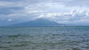 Sorrento uzun kıyı şeridi, Napoli Körfezi ve arka planda Vezüv Yanardağı