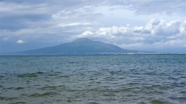 Sorrento uzun kıyı şeridi, Napoli Körfezi ve arka planda Vezüv Yanardağı — Stok video