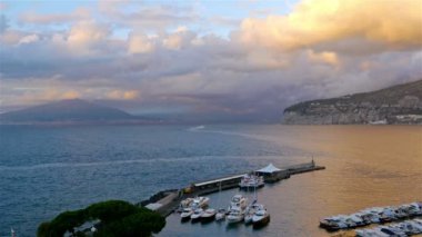 Sorrento uzun kıyı şeridi, Napoli Körfezi ve arka planda Vezüv Yanardağı