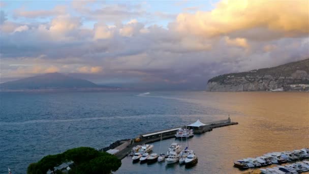 Sorrento kust, Golf van Napels en de Vesuvius op de achtergrond — Stockvideo