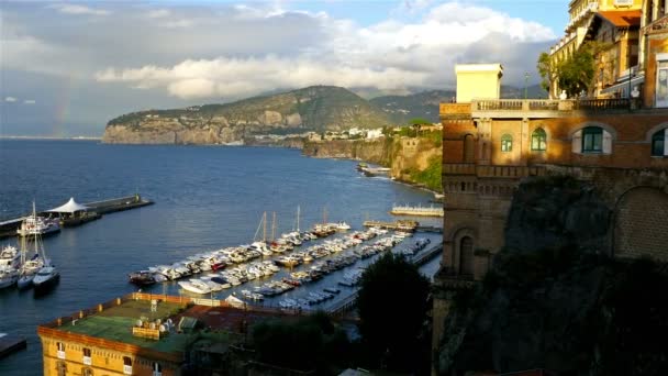 Sorrento kust, Golf van Napels en de Vesuvius op de achtergrond — Stockvideo