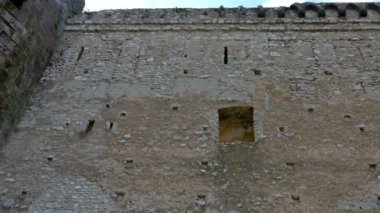 Düşük taş duvarlar ofcastello di görüş açısı Lettere, İtalya