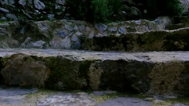 Vista en ángulo bajo de las paredes de piedra deCastello di Lettere, Italia — Vídeos de Stock