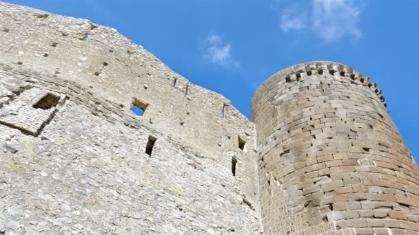 Низький кут зору кам'яних стін ofcastello di Lettere, Італія — стокове відео