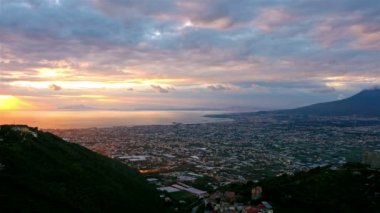 Panoramik manzaraya günbatımı Pompei Vadisi, Napoli Körfezi ve Vezüv Yanardağı