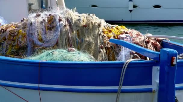Detailní pohled kymácející rybářských boatwith fishnetsin zálivu Neapol, Itálie — Stock video