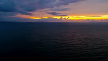 Denizin üzerinde güzel gün batımı