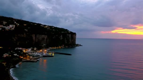 Beau coucher de soleil sur le littoral de Sorrente et le golfe de Naples — Video