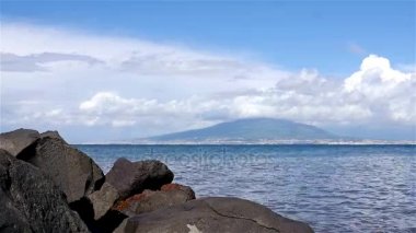Zaman atlamalı Sorrento kıyı şeridi, Napoli Körfezi ve arka planda Vezüv Yanardağı