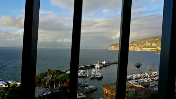 Panorámás kilátás nyílik a Nápolyi-öbölre és a Vezúvra a háttérben, az első jachtok — Stock videók
