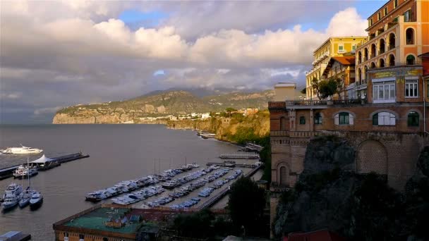 Панорамный вид на Неаполитанский залив и Везувий на заднем плане, яхты впереди — стоковое видео