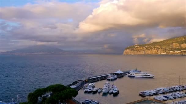Sorrento partvonal, a háttérben, Nápoly és a Vezúv öböl idő megszűnése előtt jachtok — Stock videók