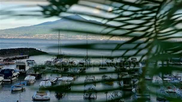 Ακτογραμμή Sorrento, στον κόλπο της Νάπολης και στο Βεζούβιο στο φόντο, σκάφη στο μέτωπο — Αρχείο Βίντεο