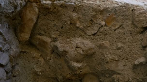 Vista en ángulo bajo de las paredes de piedra deCastello di Lettere, Italia — Vídeo de stock