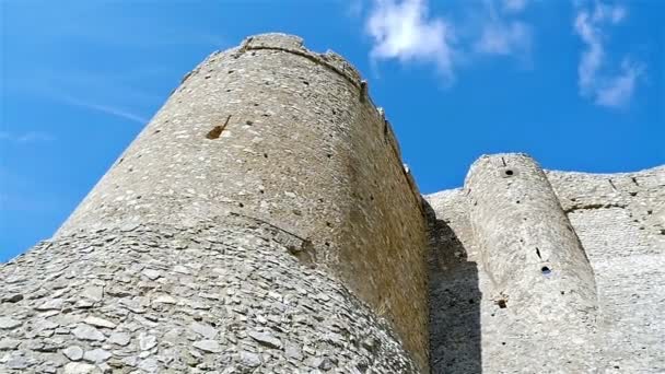 Low angle view of the stone walls of Castello di Lettere, Italy — стоковое видео