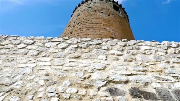 Low angle view of the stone walls of Castello di Lettere, Italy — стоковое видео