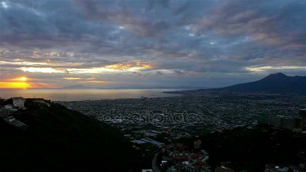 Lasso di tempo sulla valle di Pompei, sul golfo di Napoli e sul Vesuvio di notte — Video Stock