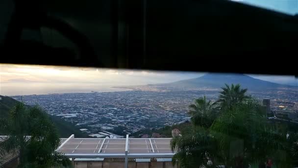 Panoramautsikt över Pompei valley, Neapelbukten och berget Vesuvius på natten — Stockvideo